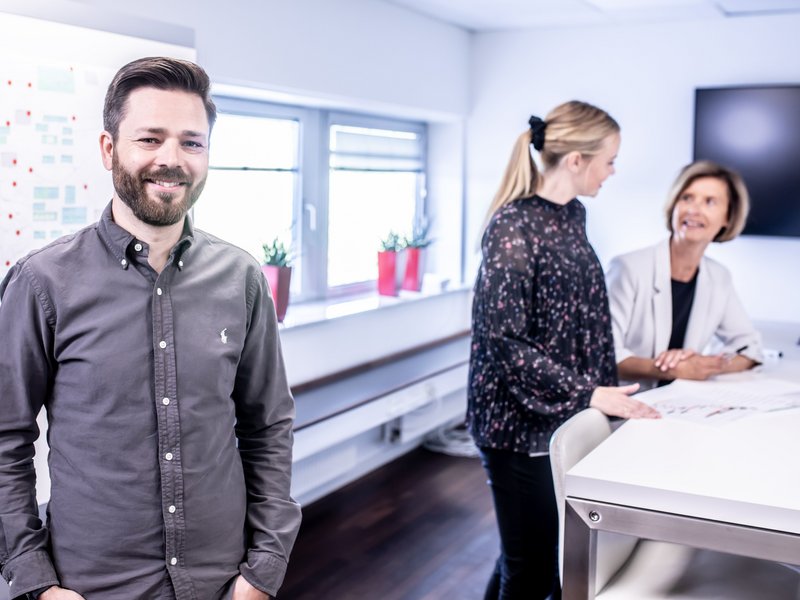Foto von drei Mitarbeitern in einem Büro