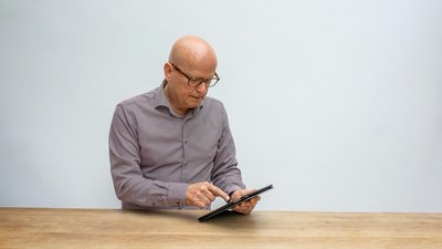 Mann mit Tablet